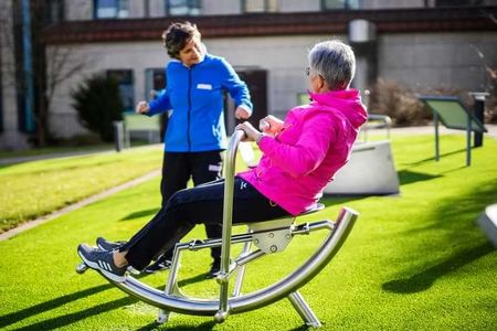 Patientin bei Fitness-Übungen vor der Reha-Klinik Berlin in Bad Driburg.