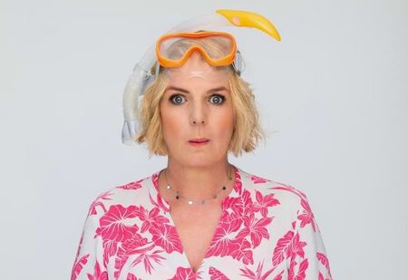 Komikerin Mirja Boes trägt passend zum neuen Programm „Arschbombe Olé!“ Schorchel und Taucherbrille.