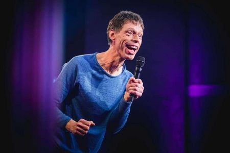 Comedian Maddin Schneider auf der Bühne.