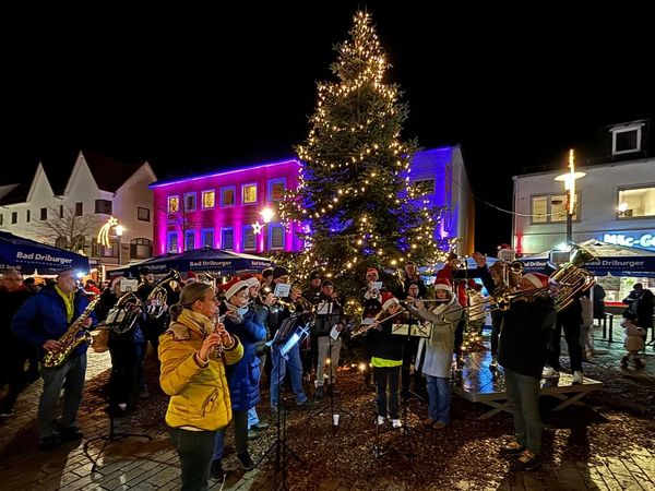 Stadtkapelle Bad Driburg spielt unter der großen Tanne auf dem Adventsmarkt.