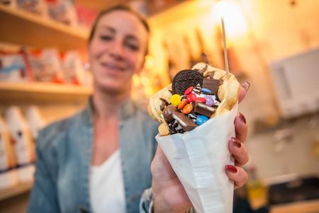  Frau mit süß gefüllter Waffel auf dem Bad Driburger Cheatday Streetfoodmarkt