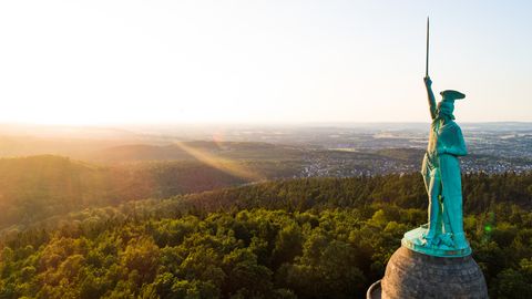 Hermannsdenkmal bei Sonnenuntergang im Teutoburger Wald. Foto: Teutoburger Wald Tourismus, Tourismus NRW e.V. 