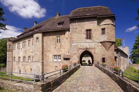 Außenansicht der Burg Dringenberg