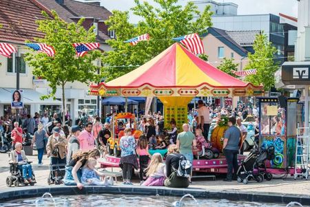 Kinder auf einem belebten Karussell auf dem Stadtfest in der Innenstadt Bad Driburgs.