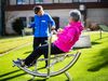 Patientin bei Fitness-Übungen vor der Reha-Klinik Berlin in Bad Driburg.