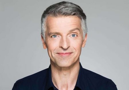 Comedian Johannes Flöck mit hochgezogener Augenbraue.