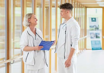 Zwei Therapeuten der Klinik im Gespräch.