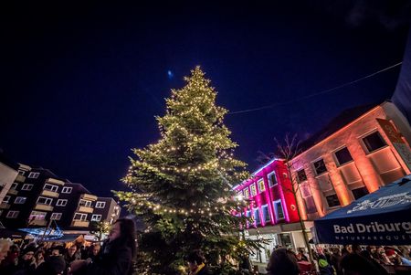 Adventsmarkt in Bad Driburg mit beleuchtetem Tannenbaum in der Mitte.