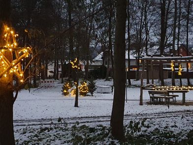 Blick auf den beleuchteten Pavillon inmitten des Stadtparkes in Bad Driburg.