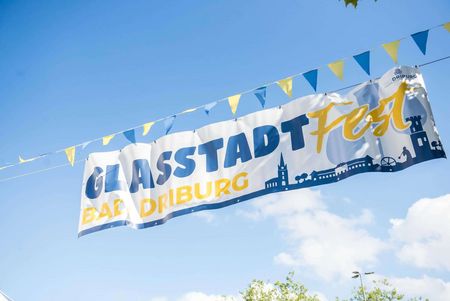 Glasstadtfest - 2023 - Banner in der Luft von Bad Driburg.