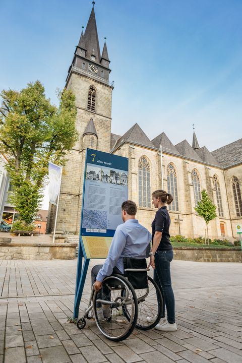 Paar liest ein Hinweisschild in der Innenstadt von Bad Driburg