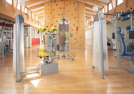 Sporthalle mit Trainingsgeräten in der Caspar Heinrich Klinik.