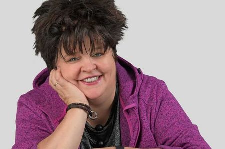 Comedian Ingrid Kühne lächelt in die Kamera.